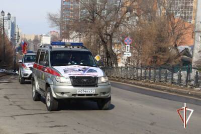 В Хабаровске росгвардейцы провели автопробег в поддержку товарищей