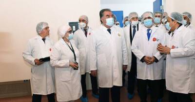 Эмомали Рахмон в Египте посетил промышленные предприятия «Gypto pharma» и «T&C Garments»