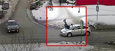 Автомобиль на полном ходу сбил ребенка в Петрозаводске (ВИДЕО) (18+)