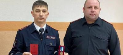 В Карелии наградили инспекторов, оказавших помощь во время пожара и аварии