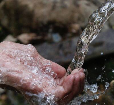 Жителям астраханского села подвозили воду за деньги