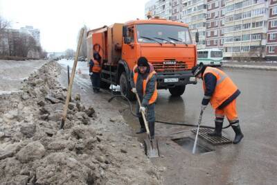 На семи улицах Ульяновска чистят ливнёвки