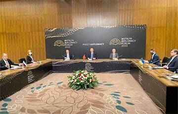 В Анталье начались трехсторонние переговоры глав МИД Украины, России и Турции