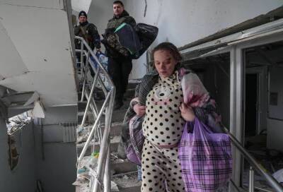 Внимание, фейк: девушка на фото с развалин роддома в Мариуполе - фотомодель в гриме