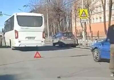 На улице Дзержинского собралась пробка из-за массового ДТП с участием маршрутки
