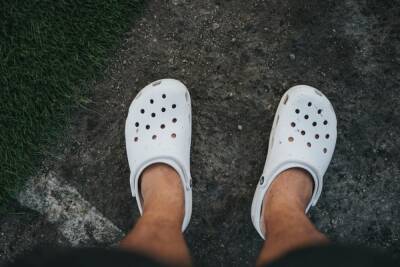 Представители компании Crocs заявили о приостановке продаж обуви в России