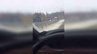 Гололёд спровоцировал пробку из грузовиков на окружной в Воронеже