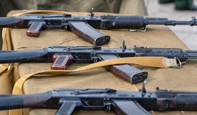 Зеленский разрешил украинцам использовать оружие во время военного положения