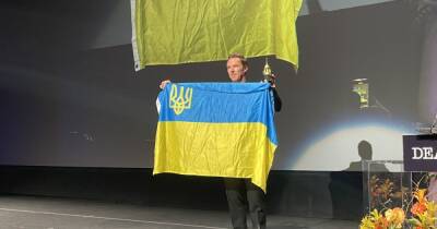 Бенедикт Камбербэтч пришел на награждение престижной премией с украинским флагом в руках