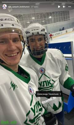 Большунов и Терентьев сыграли в хоккей. ФОТО