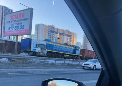 Видео: поезд снес фуру на Волхонском шоссе