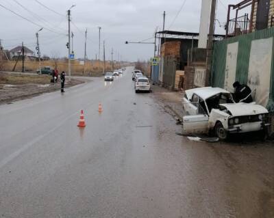 В Астрахани водитель протаранил стену магазина и умер - 7info.ru - Астрахань - Астрахань - Скончался