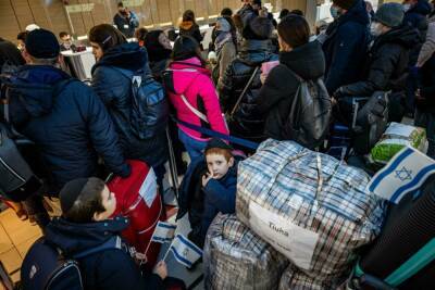 Министр Шакед впервые проявила человечность: украинских беженцев перевезут из аэропорта в отели
