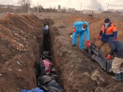 В осажденном оккупантами Мариуполе жителей хоронят в братской могиле. Видео