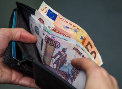 Крупнейшие российские банки массово ухудшили условия по снятию валюты