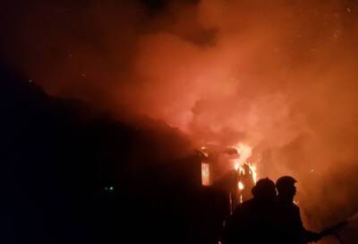 В Выборгском районе Ленобласти загорелся ангар с тракторами