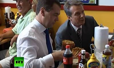 Медведев заявил, что в России делают хорошие котлеты и булки без Макдоналдса