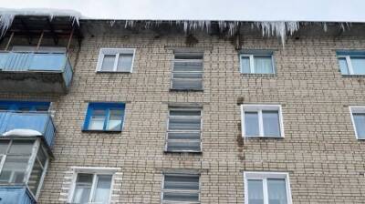 На ул. Ворошилова после схода наледи крышу очистили от снега