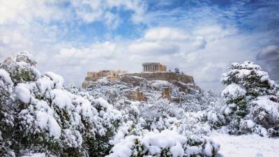 Афины и Стамбул засыпало снегом