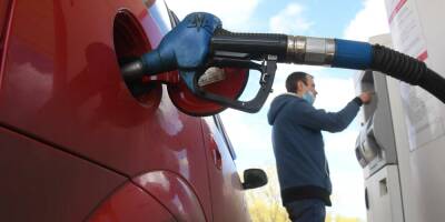 РБК: в России начали падать цены на бензин