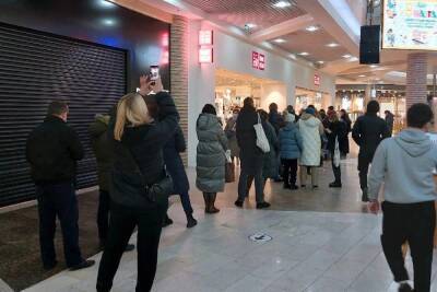 Огромные очереди образовались у закрывающего магазина Uniqlo в нижегородском ТЦ