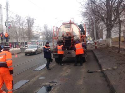В Ульяновске дорожные ямы заделывают горячим асфальтом