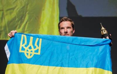 Бенедикт Камбербэтч - Камбербэтч развернул флаг Украины на фестивале в США - agrimpasa.com - Россия - США - Украина - Англия - шт. Калифорния