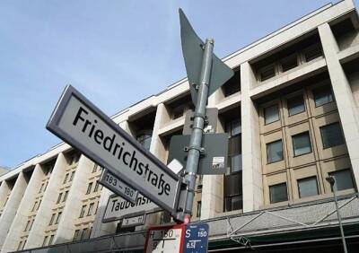 В Берлине вандалы подожгли вход в спортзал российско-германской школы и напали на «Русский дом»