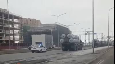 Колонну ракетных комплексов и военных грузовиков заметили под Петербургом — видео