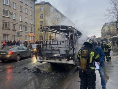 Видео, фото: маршрутка с пассажирами вспыхнула в Петербурге