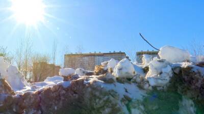 Уборка снега во дворе воронежской многоэтажки закончилась большим скандалом