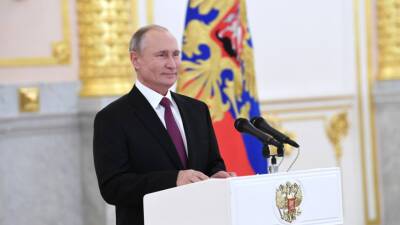 Путин наградил российских деятелей науки государственными наградами