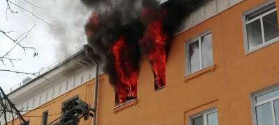 В Петрозаводске 25 пожарных боролись с огнем в жилом доме (ВИДЕО)