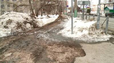 Тротуар на улице Захарова перенес серьезные потрясения
