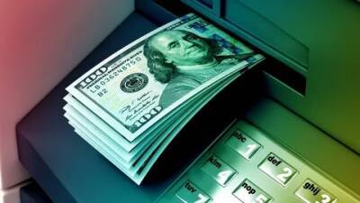 ЦБ запретил банкам брать комиссию за снятие со счета наличной валюты