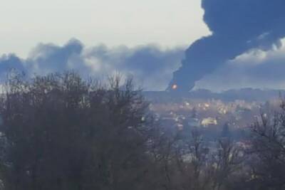 После авиаудара в Василькове загорелась нефтебаза