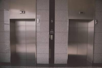 Новосибирец бросил зарезанного собутыльника умирать в лифте