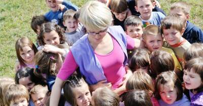 Педагогам дошкольного образования планируют поднять зарплату до 970 евро