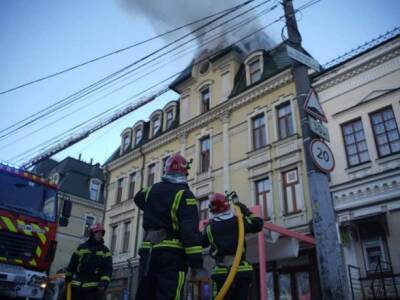 На столичном Подоле в результате вражеского обстрела загорелось офисное здание