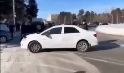В Сургуте машина кружила по парковке без водителя и повредила несколько авто