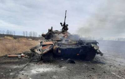 Украинские бойцы сожгли технику врага под Киевом