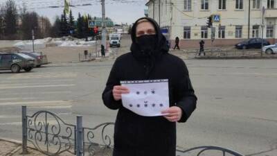 В России активиста задержали за плакат с надписью *** *****