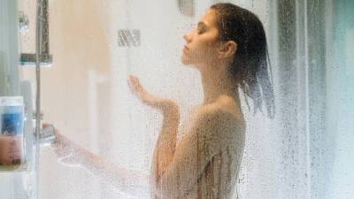 Косметолог: Горячий душ вреден для кожи и сосудов лица