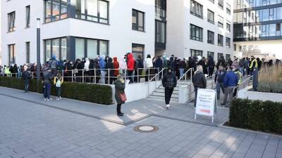 Люди часами стоят в очереди на улице: никто в городе не знал, что приедут беженцы? - germania.one - Украина - Германия - Кельн