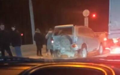 В Новосибирске Mitsubishi врезался в стоявшие на светофоре машины