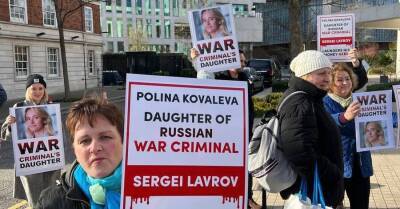 У дома дочери Лаврова в Лондоне проходит протест: Дочь русского военного преступника отмывает здесь деньги
