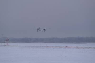 Самолет, летевший из Владивостока на Камчатку, приземлился на Сахалине