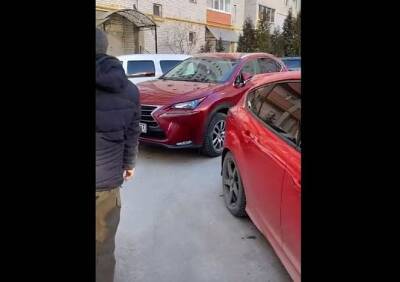 В Рязани женщина на Lexus перекрыла дорогу скорой помощи