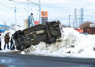 Водитель Lexus на Сахалине снес светофор, врезался в столб и умер в реанимации