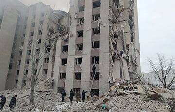 Жуткие кадры из Чернигова: из-за обстрела оккупантов обрушилась многоэтажка